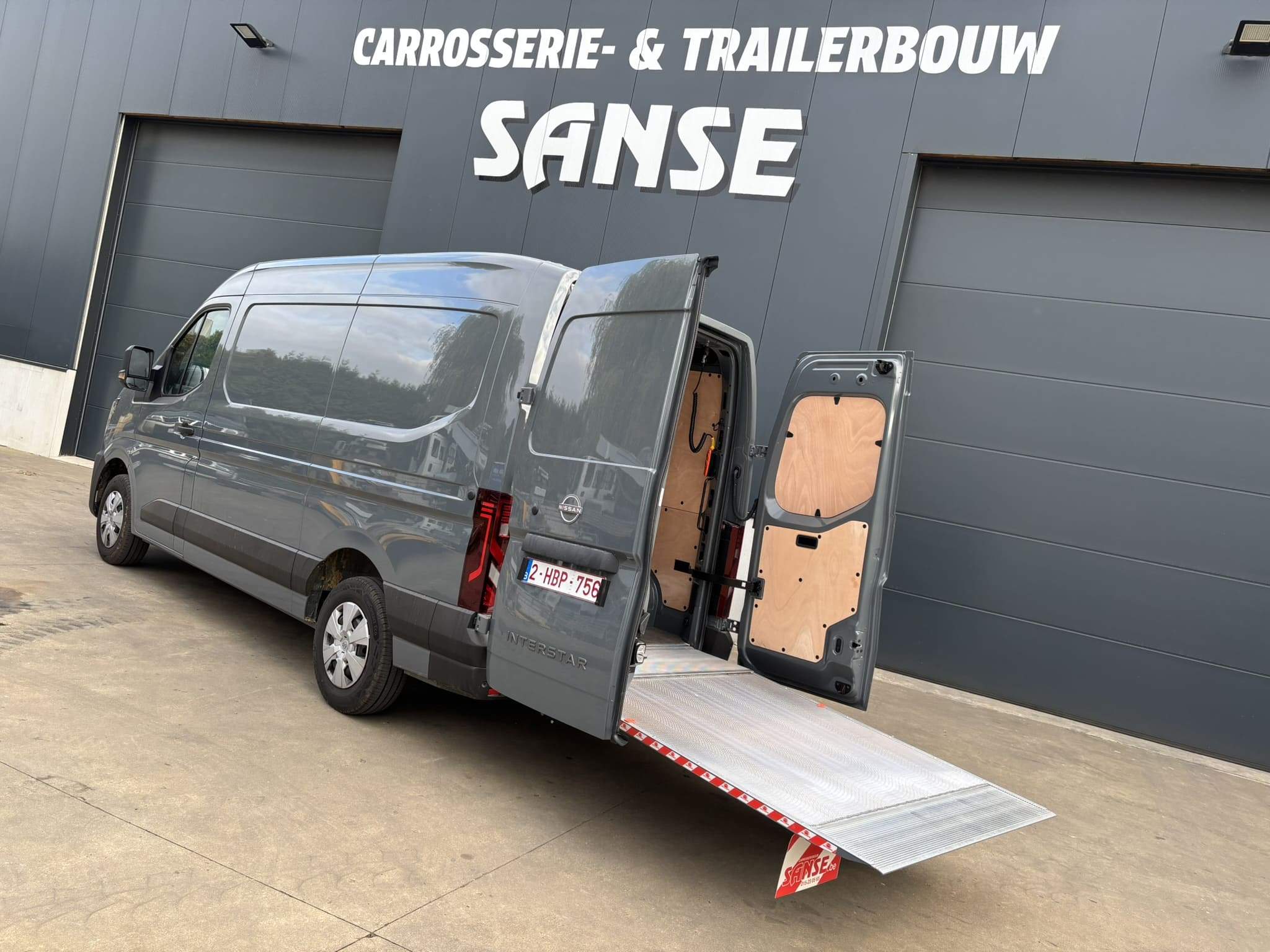 Montage Dhollandia laadklep met 500 kg hefvermogen op Renault Master bestelwagen