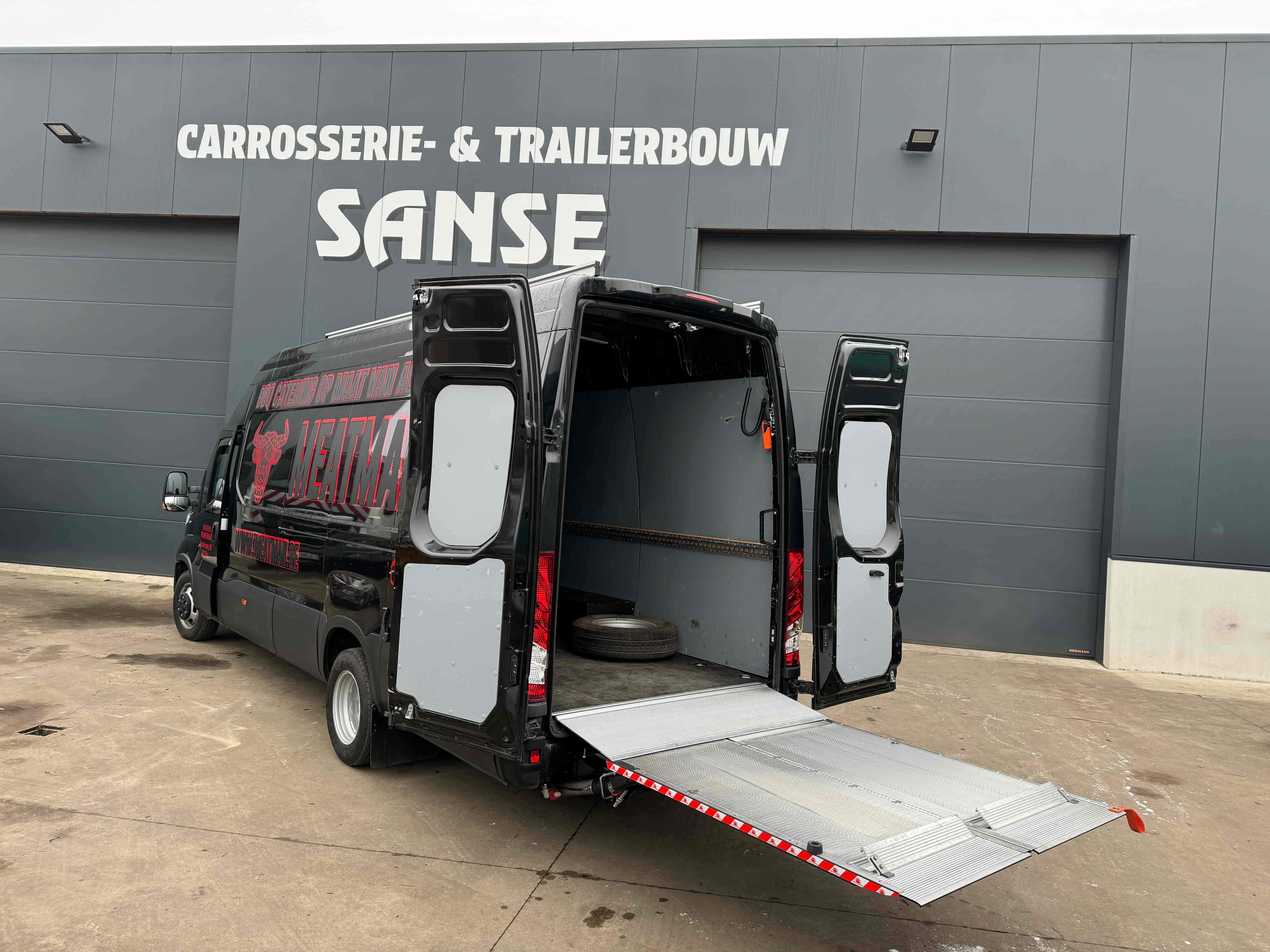 Montage Dhollandia laadklep met vouwbaar platform en rolstops op Iveco Daily